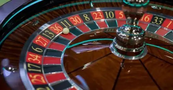Live casino dealer table experience